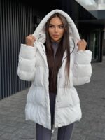 Пуховик жіночий оверсайз молочного кольору 00419