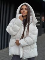 Пуховик жіночий оверсайз молочного кольору 00419