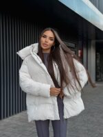 Пуховик жіночий оверсайз молочного кольору 00419
