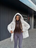 Пуховик жіночий оверсайз молочного кольору 00419
