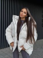 Пуховик жіночий оверсайз молочного кольору 00419
