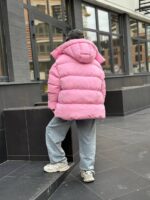 Пуховик жіночий оверсайз рожевого кольору 00423