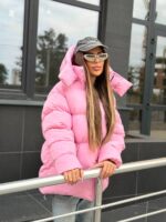 Пуховик жіночий оверсайз рожевого кольору 00423