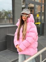 Пуховик жіночий оверсайз рожевого кольору 00423