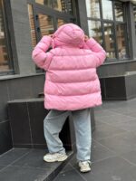 Пуховик жіночий оверсайз рожевого кольору 00423