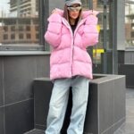 Пуховик жіночий оверсайз рожевого кольору 00423
