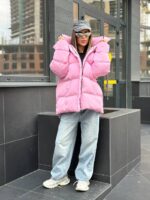 Пуховик жіночий оверсайз рожевого кольору 00423