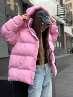 Пуховик жіночий оверсайз рожевого кольору 00423