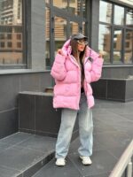 Пуховик жіночий оверсайз рожевого кольору 00423