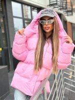 Пуховик жіночий оверсайз рожевого кольору 00423