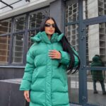 Пуховик жіночий оверсайз зеленого кольору 00433