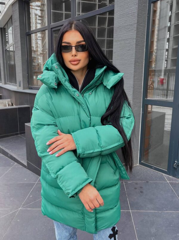 puhovyk-zhinochyj-oversajz-zelenogo-koloru-00433-vf-m511-green-2 Пуховик жіночий оверсайз зеленого кольору 00433