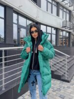 Пуховик жіночий оверсайз зеленого кольору 00433