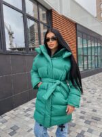 Пуховик жіночий оверсайз зеленого кольору 00433