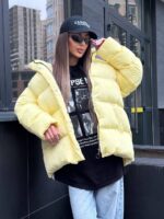 Пуховик жіночий оверсайз жовтого кольору 00425