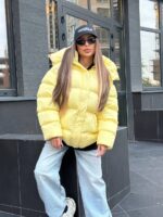 Пуховик жіночий оверсайз жовтого кольору 00425
