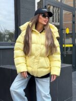 Пуховик жіночий оверсайз жовтого кольору 00425