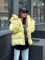 Пуховик жіночий оверсайз жовтого кольору 00425