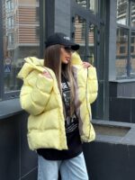Пуховик жіночий оверсайз жовтого кольору 00425