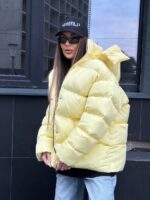Пуховик жіночий оверсайз жовтого кольору 00425
