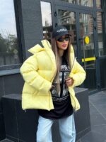 Пуховик жіночий оверсайз жовтого кольору 00425