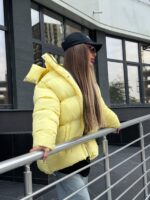 Пуховик жіночий оверсайз жовтого кольору 00425