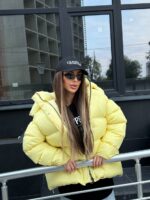 Пуховик жіночий оверсайз жовтого кольору 00425