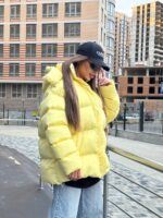 Пуховик жіночий оверсайз жовтого кольору 00425