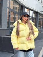 Пуховик жіночий оверсайз жовтого кольору 00425