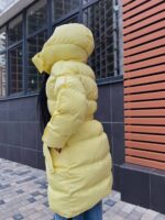 Пуховик жіночий оверсайз жовтого кольору 00432
