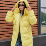 Пуховик жіночий оверсайз жовтого кольору 00432