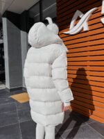 Пуховик жіночий оверсайз білого кольору 00438