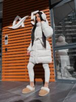 Пуховик жіночий оверсайз білого кольору 00438