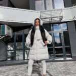 Пуховик жіночий оверсайз білого кольору 00438