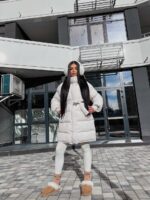 Пуховик жіночий оверсайз білого кольору 00438