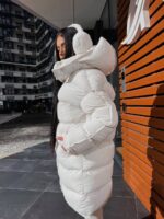 Пуховик жіночий оверсайз білого кольору 00438