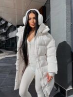 Пуховик жіночий оверсайз білого кольору 00438