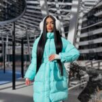 Пуховик жіночий оверсайз блакитного кольору 00437