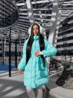 Пуховик жіночий оверсайз блакитного кольору 00437