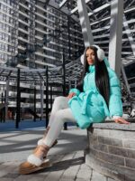 Пуховик жіночий оверсайз блакитного кольору 00437