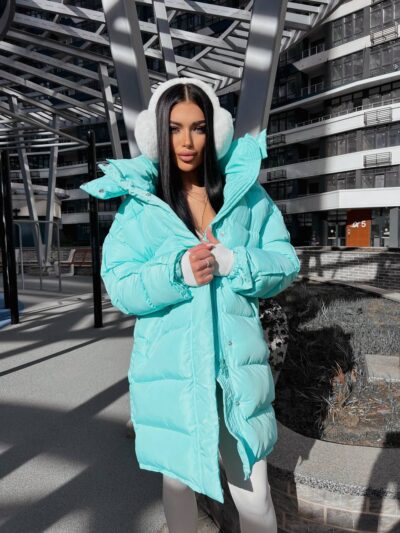 Пуховик жіночий оверсайз блакитного кольору 00437