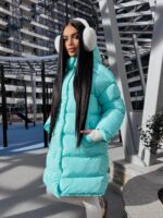 Пуховик жіночий оверсайз блакитного кольору 00437