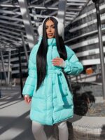 Пуховик жіночий оверсайз блакитного кольору 00437