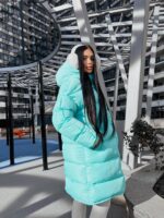 Пуховик жіночий оверсайз блакитного кольору 00437