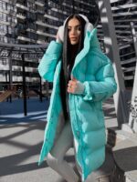 Пуховик жіночий оверсайз блакитного кольору 00437