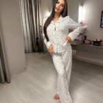 Жіноча піжама з сорочкою та штанами в квітку рожевого кольору 00439