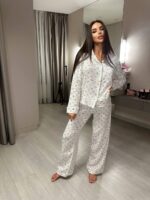 Жіноча піжама з сорочкою та штанами в квітку рожевого кольору 00439