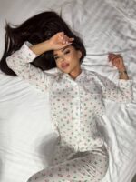 Жіноча піжама з сорочкою та штанами в квітку рожевого кольору 00439