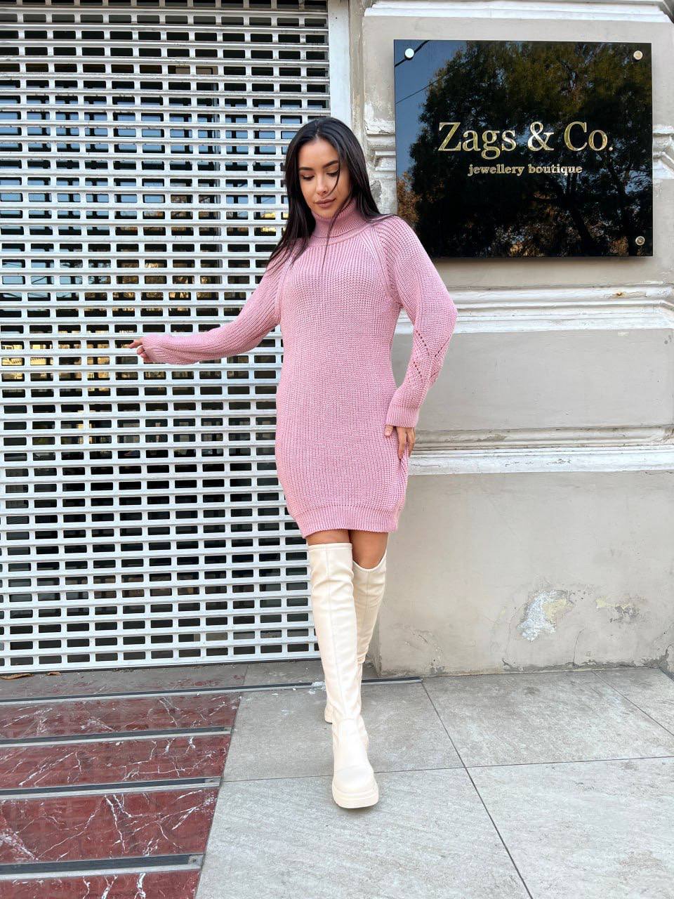 zhinocha-vyazana-suknya-z-gorlom-pudrovogo-koloru-00446-lm-5019-jeans-1-5 Жіноча в'язана сукня з горлом пудрового кольору 00446