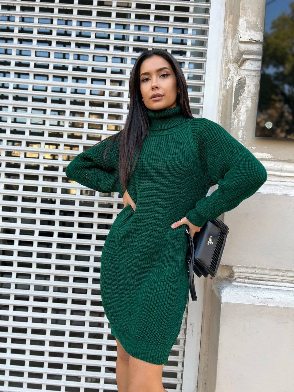 zhinocha-vyazana-suknya-z-gorlom-smaragdovogo-koloru-00447-lm-5019-green-2 Жіноча в'язана сукня з горлом смарагдового кольору 00447
